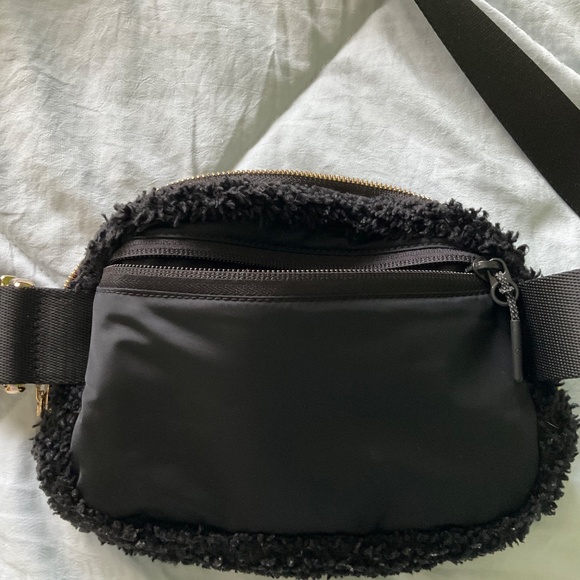 Lululemon Everywhere Belt Bag 1L Fleece Black / Gold LU9B18S - Picture 2 of 3